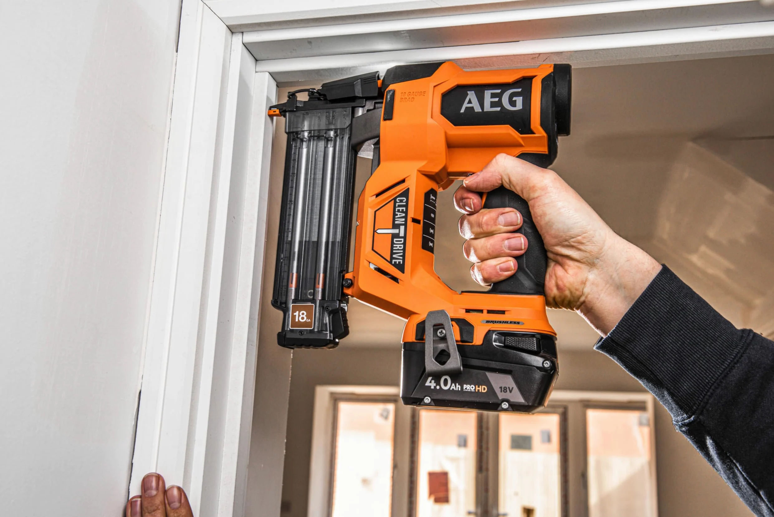 AEG - Chiodatrice di finitura senza fili Brushless [PRO18V] 18 Ga - Modalità raffica o sequenziale - 2,4 Kg - Lunghezza chiodi da 16 a 55 mm - Consegnato in confezione (senza batteria) - B18BN18-0