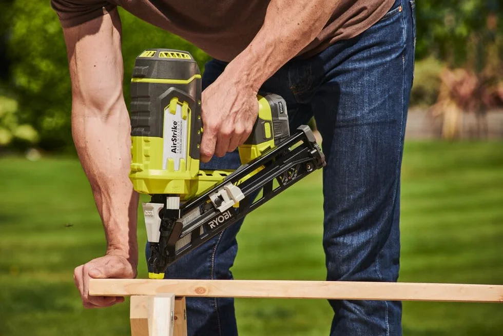 Ryobi R15GN18-0, Groppinatrice Angolata 18V 15GA, Batteria 18V ONE+ Non Inclusa, Compatibile con Groppini Angolati 15GA da 24 a 64mm, con Pulsante LED di Attivazione Incluso