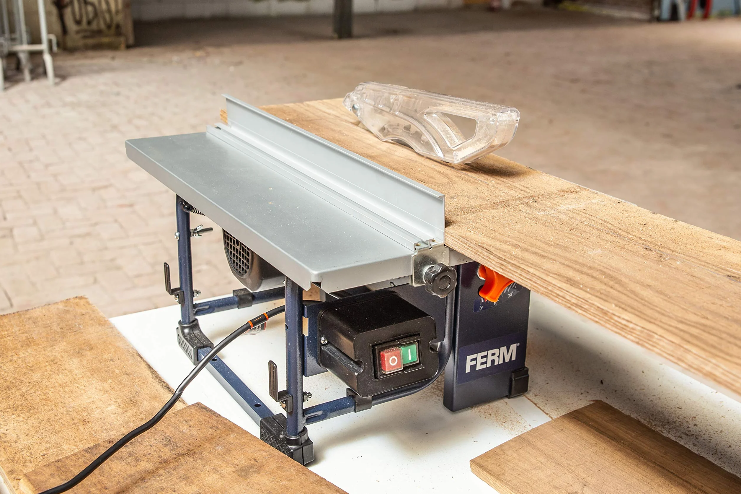 FERM Sega da Tavolo 800W. Include Lama per Sega ø 200 mm 24 denti, guida parallela, chiave inglese e collegamento aspirapolvere