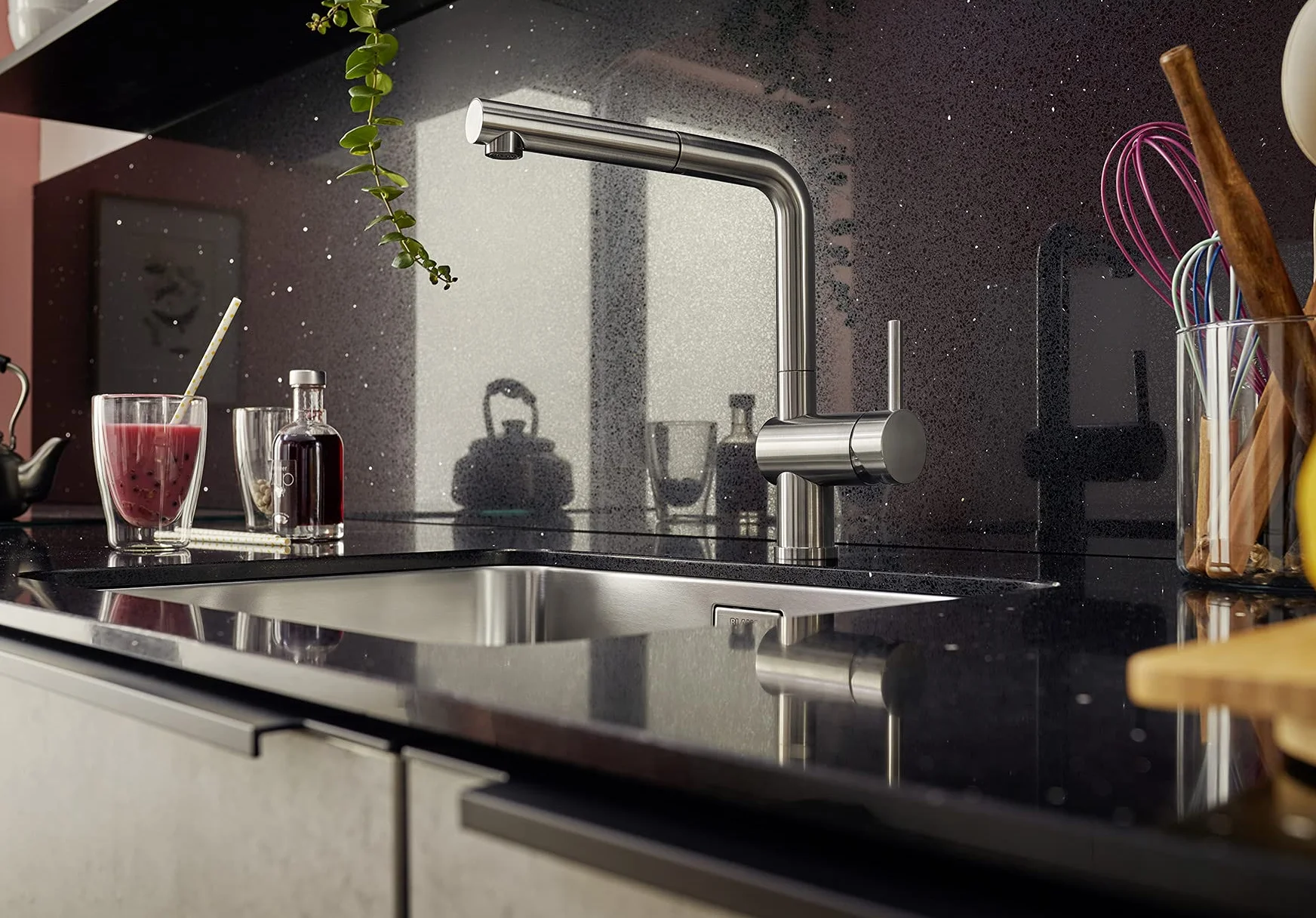 BLANCO LINUS-S | Rubinetto da cucina in acciaio satinato scuro | alta pressione | con tubo estraibile | prevenzione del riflusso | cartuccia in ceramica | qualità sicura dell'acqua e risparmio idrico