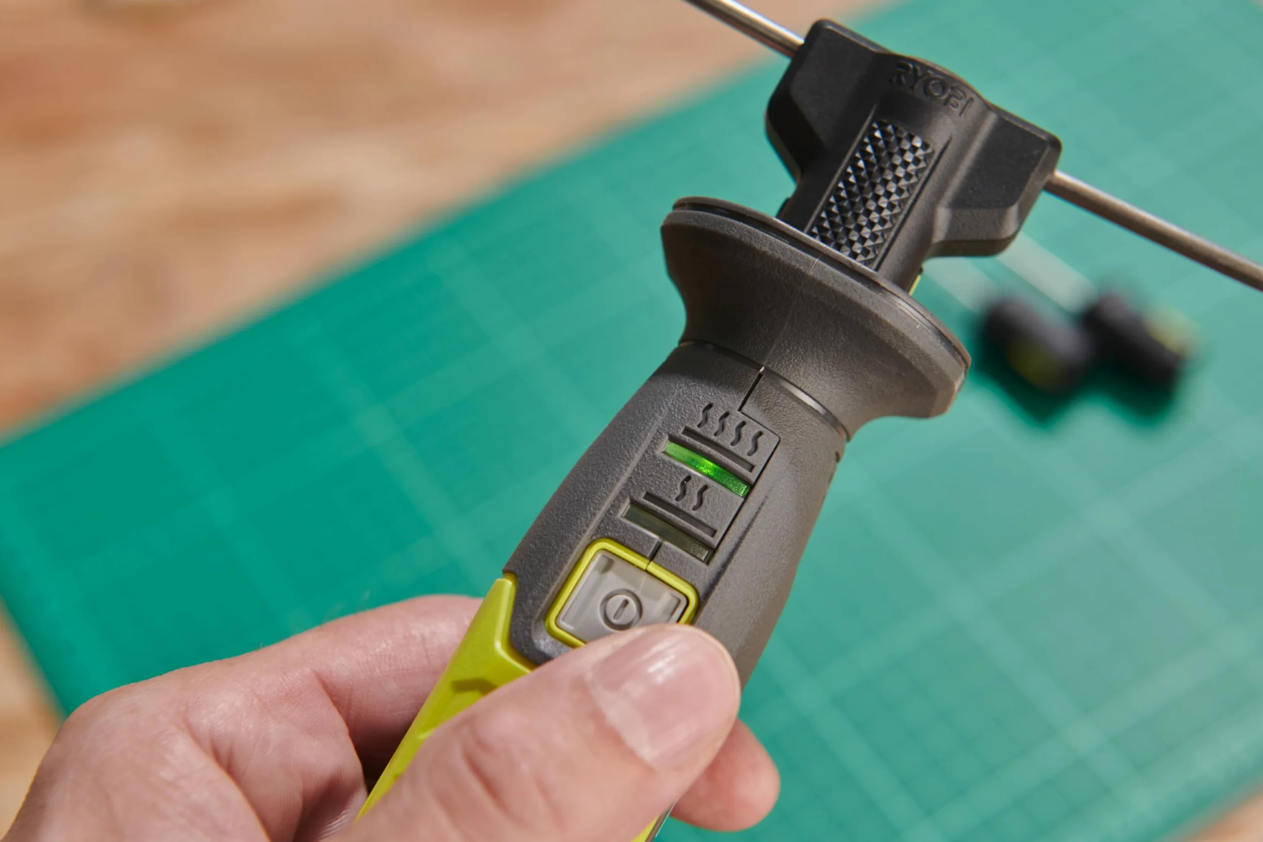 RYOBI - Taglierina a filo caldo 4V USB al litio - 450°C - Viene fornita con 5 accessori - Cavo USB-C & 1 batteria 4V 2,0Ah USB al litio - RHC4-120G
