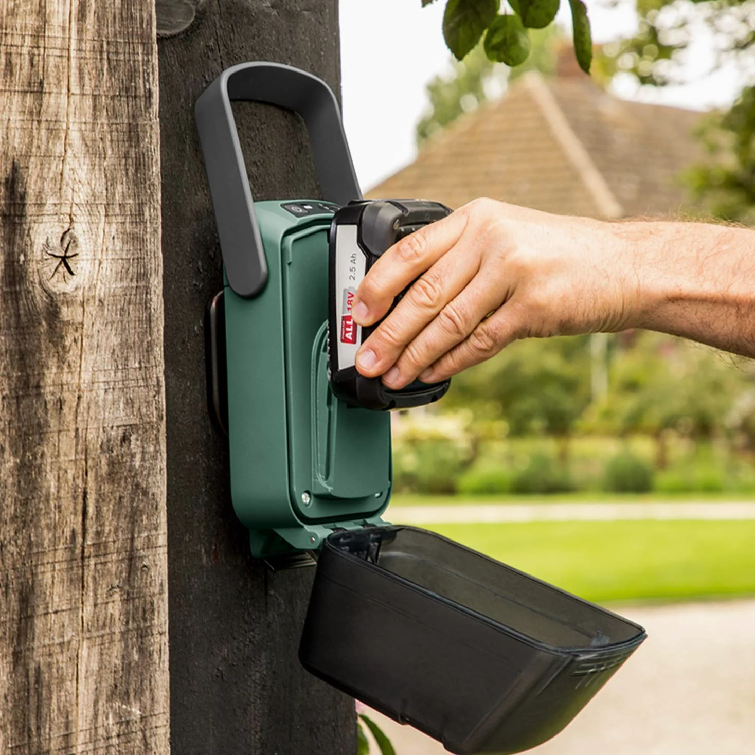 Bosch Pompa sommersa a batteria GardenPump 18V-2000 (senza batteria, sistema da 18 Volt, confezione in cartone) Verde Acqua