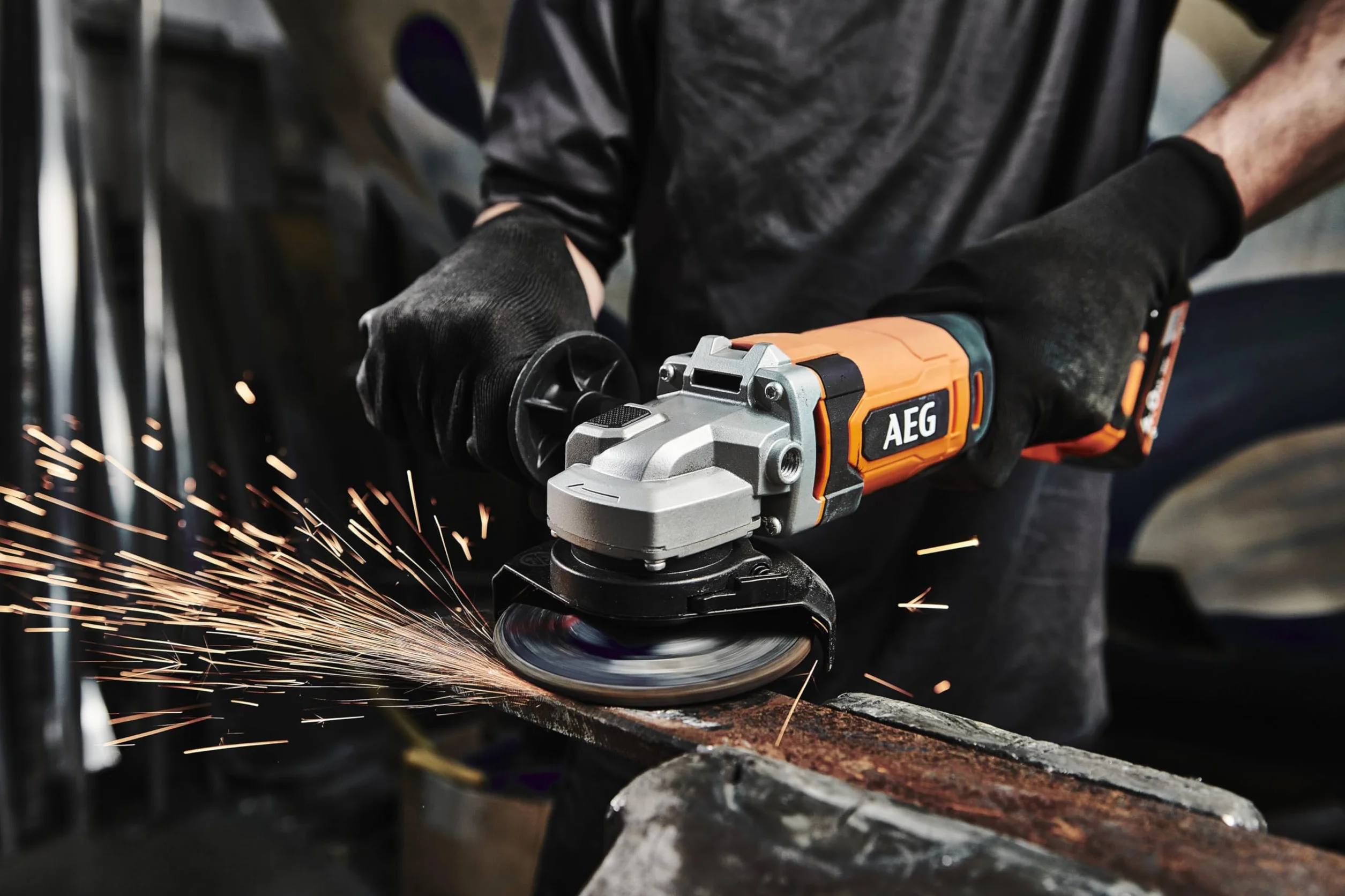 AEG - Smerigliatrice 125 mm senza fili 18 Volt, 9200 giri/min con 2 batterie Pro litio 4,0 Ah, caricatore e borsa - BEWS18-125X2-402B