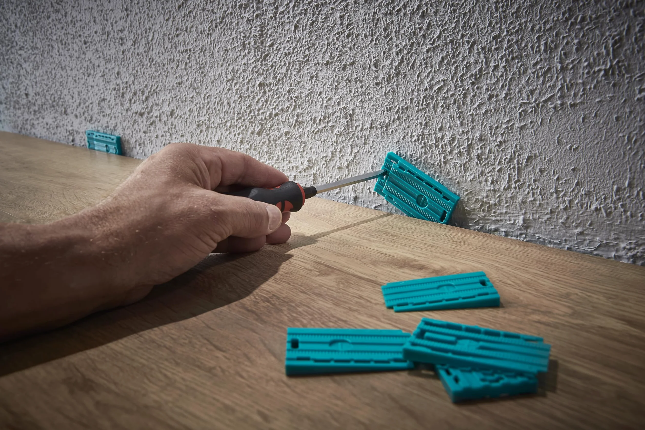 wolfcraft Set per Posa di Pavimenti in Vinile e Laminato, 33 Pezzi con Taglierina Professionale VLC 800 e 30 Cunei Universali per Giunti di Dilatazione – 8638000