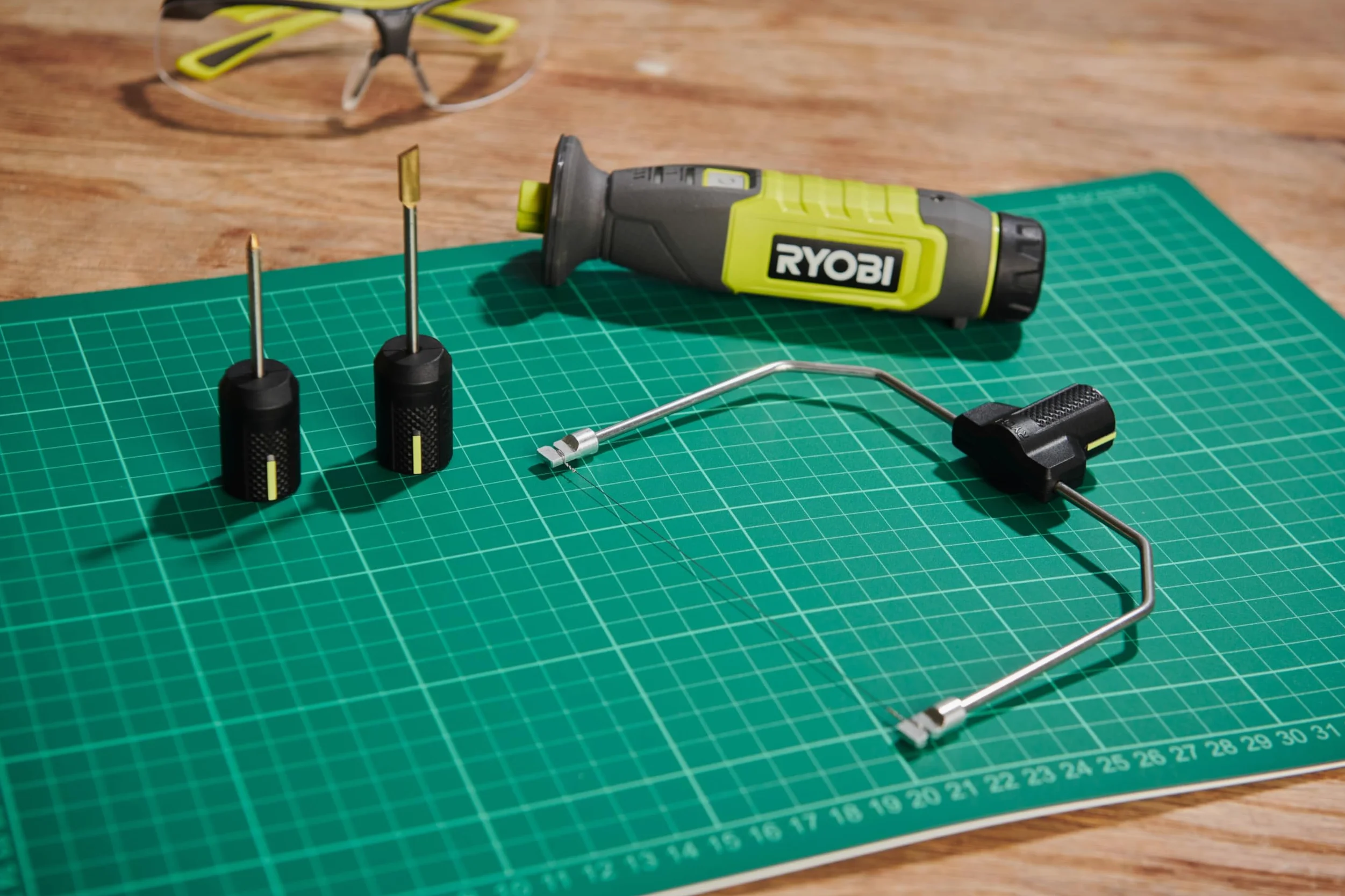 RYOBI - Taglierina a filo caldo 4V USB al litio - 450°C - Viene fornita con 5 accessori - Cavo USB-C & 1 batteria 4V 2,0Ah USB al litio - RHC4-120G