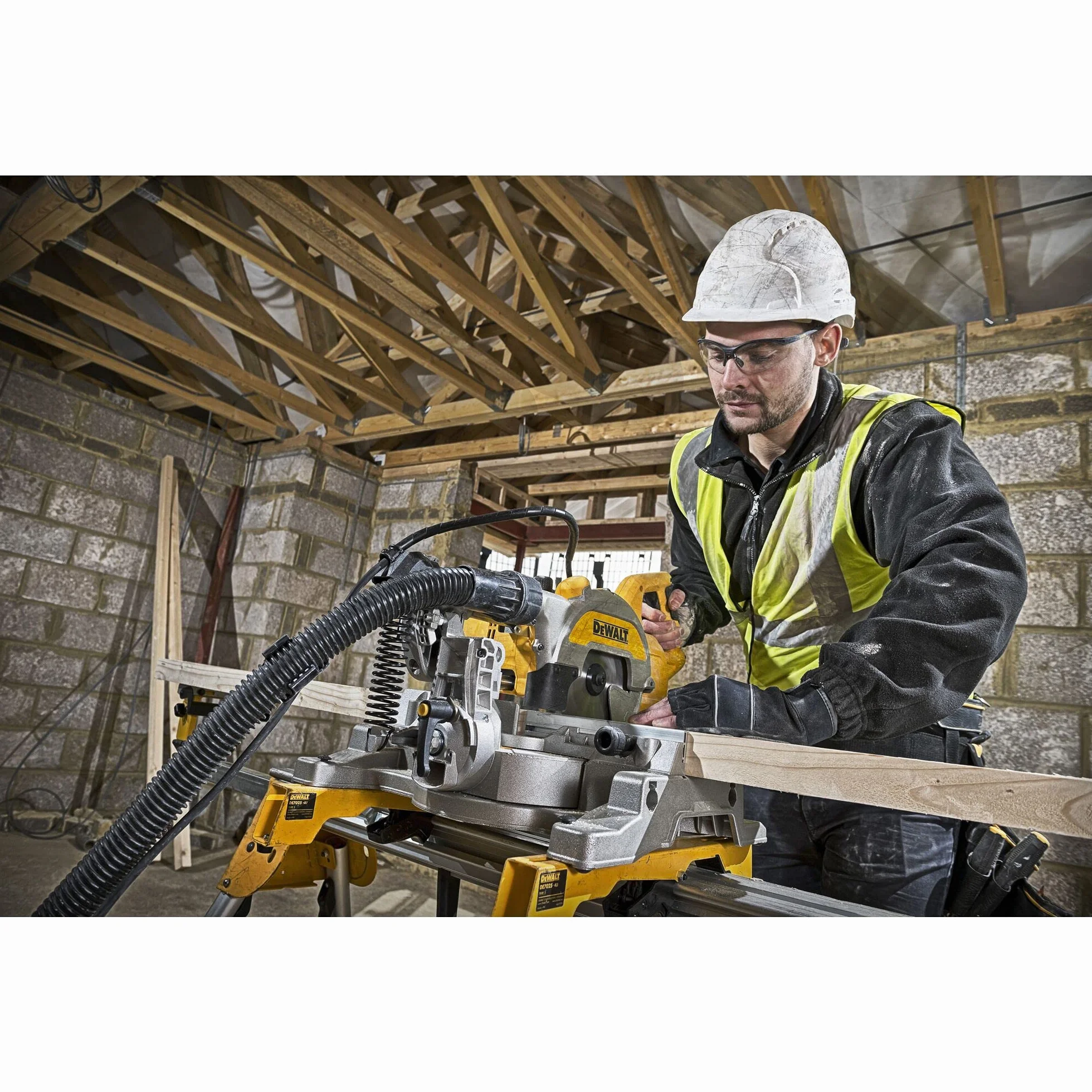 DEWALT Troncatrice radiale 216mm 1800W + Sistema tracciatura XPS, DWS777-QS