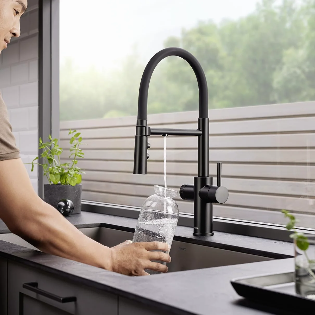 BLANCO CATRIS-S Flexo Filter | Rubinetto da cucina in nero opaco | alta pressione | acqua filtrata con il filtro BWT | cambio di getto chiaro in getto doccia | Qualità sicura dell'acqua e risparmio