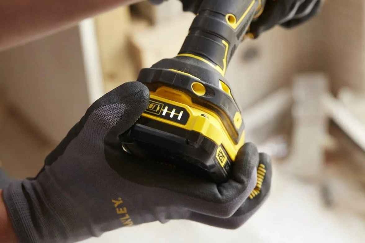 Stanley FatMax V20 Trapano Avvitatore 18V con 2 Batterie Litio 2Ah Con 100 Accessori SFMCD700D2A-QW