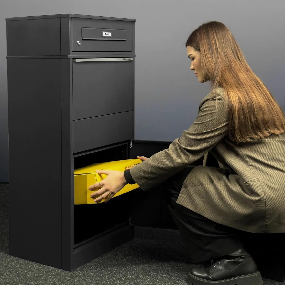 Metzler cassetta postale e box pacchi XXL da esterno acciaio zincato verniciato a polvere grigio micaceo DB 703 con targhetta nome intercambiabile sicura resistente intemperie design moderno