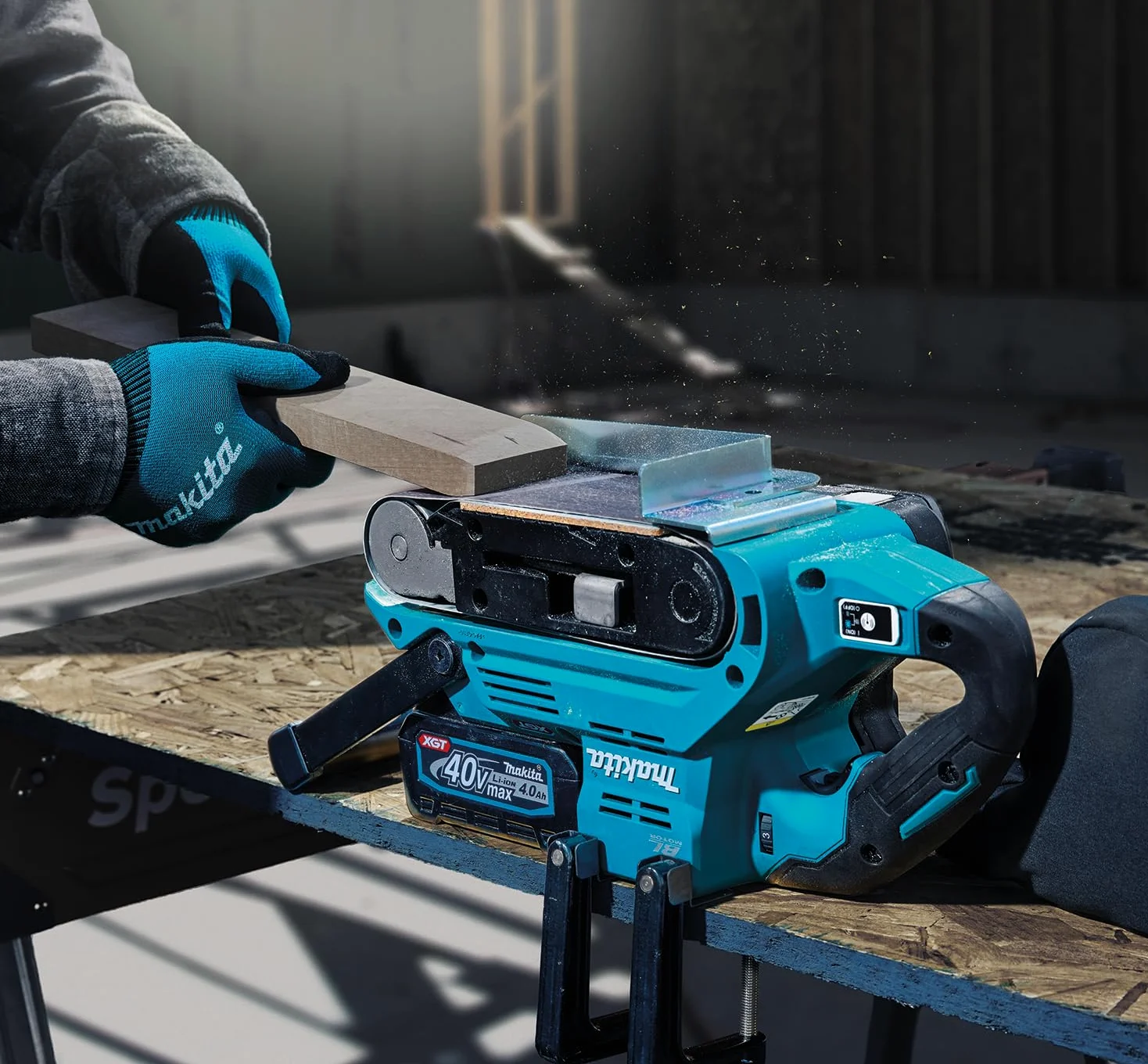 Makita BS001GZ - Smerigliatrice a nastro, 40 V max, larghezza di banda 76 mm, senza batteria e caricatore
