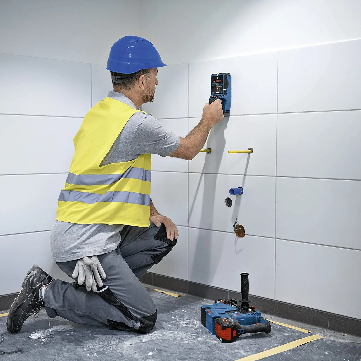 Bosch Professional Wall Scanner D-tect 200 C (rilevamento di cavi non/sotto tensione, metallo, tubi di plastica, montanti in legno e cavità, cavo USB-C™, 4 batterie AA, borsa protettiva)