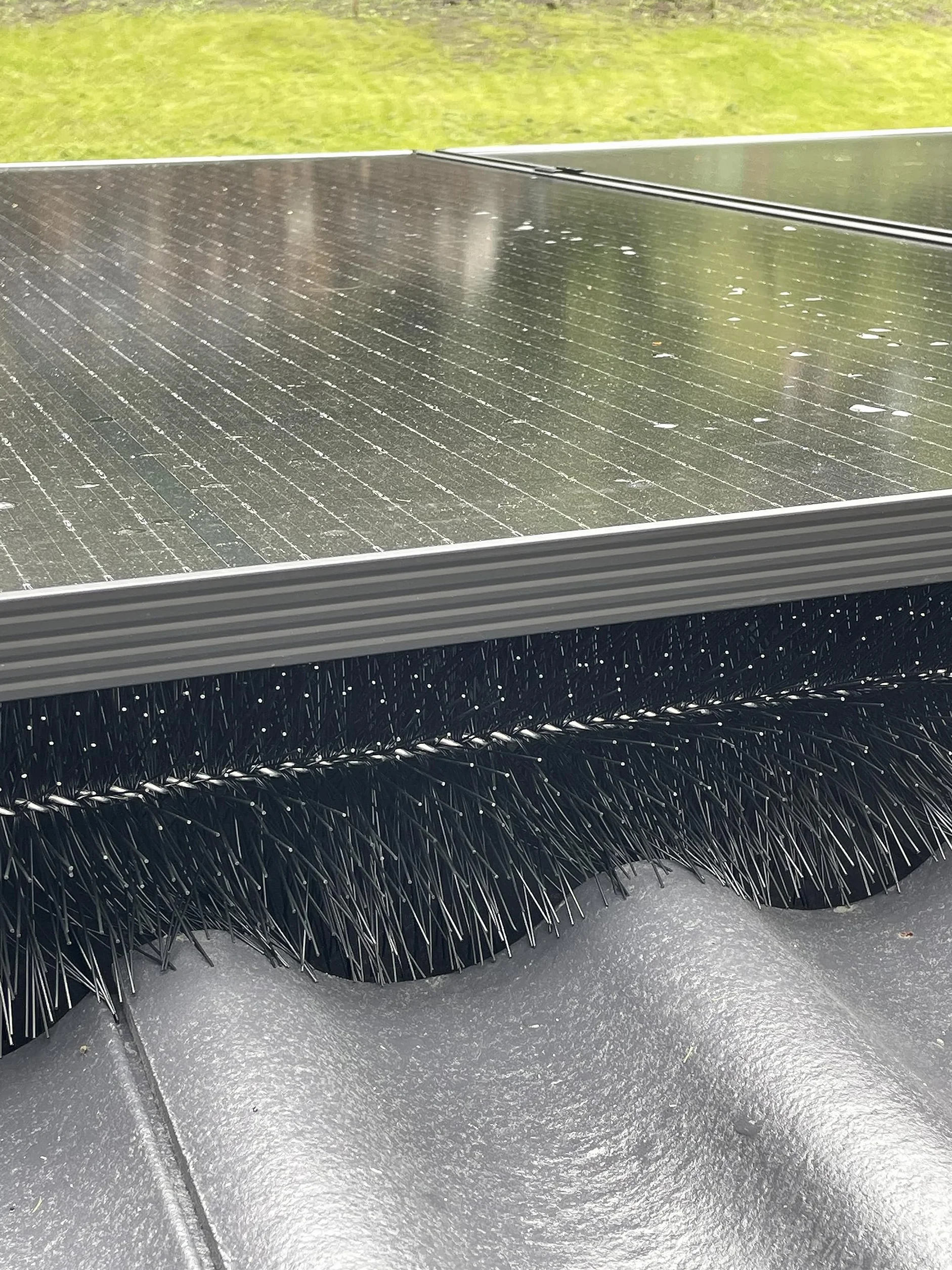 Spazzola per grondaia 12 m 110-120 cm Ø 19 cm 10 Pezzi | Resistente ai raggi UV | Protezione fogliare | Installazione semplice | protezione del pannello solare (Filo zincato)