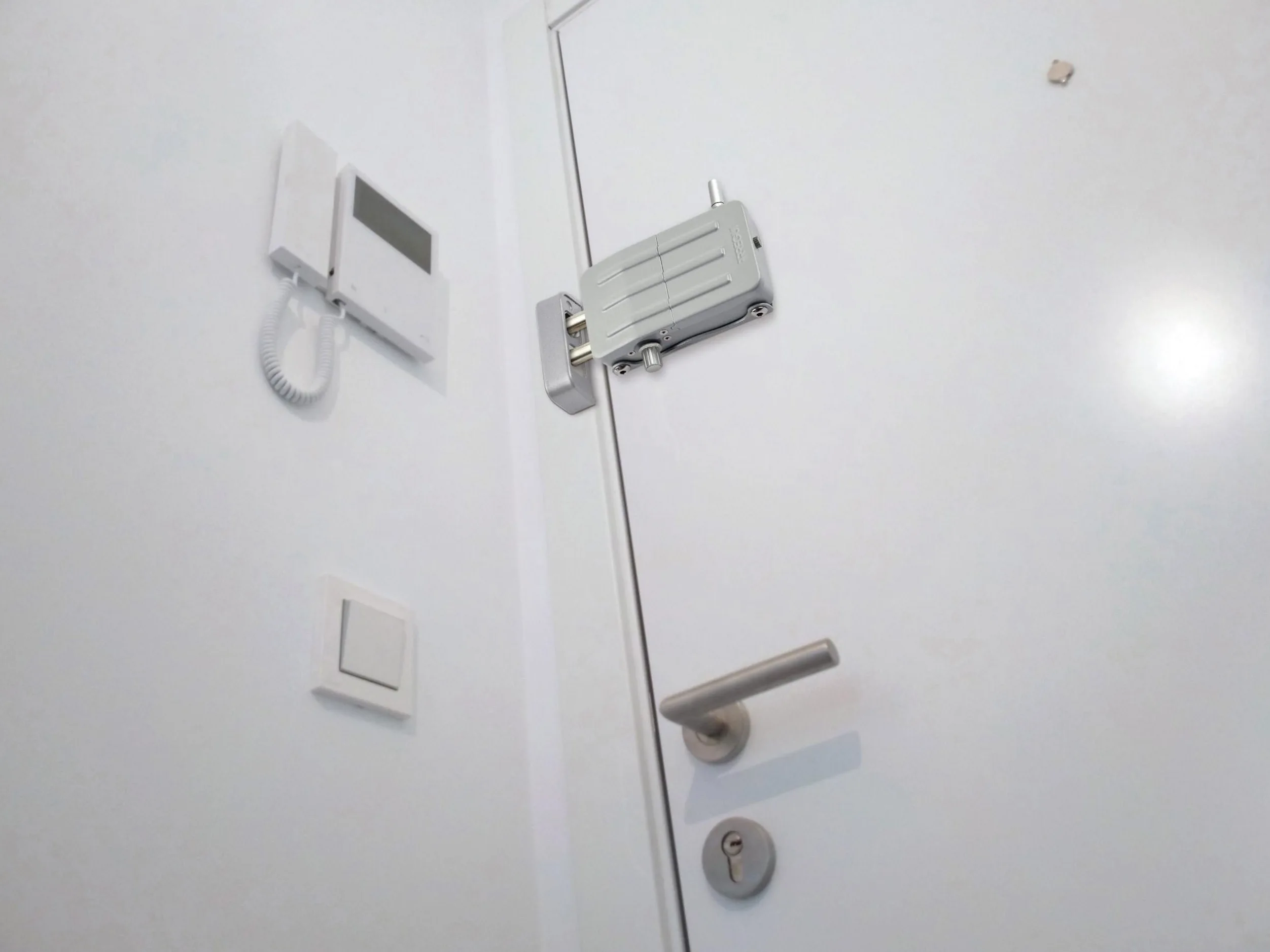 ARREGUI CI10P Serratura di Sicurezza Invisibile per Porta con 4 Telecomandi, Antifurto, Serratura Elettronica per Porta, Serratura Wireless, Catenaccio Interno, argento