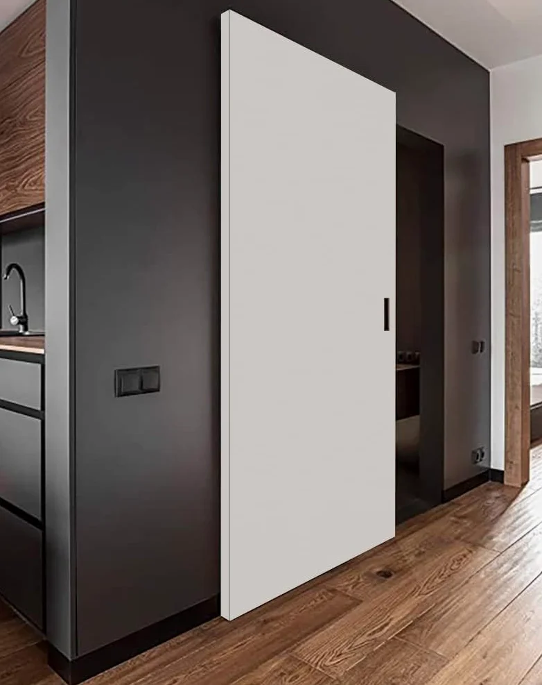Porte Italiane, Porta Bianca Scorrevole Esterno Muro Fresato con Binario Invisibile MAGICAL 1200, Senso di Apertura Reversibile, Pronta all'Installazione, 90x230 cm, con Maniglia Argento Semi-Lucido