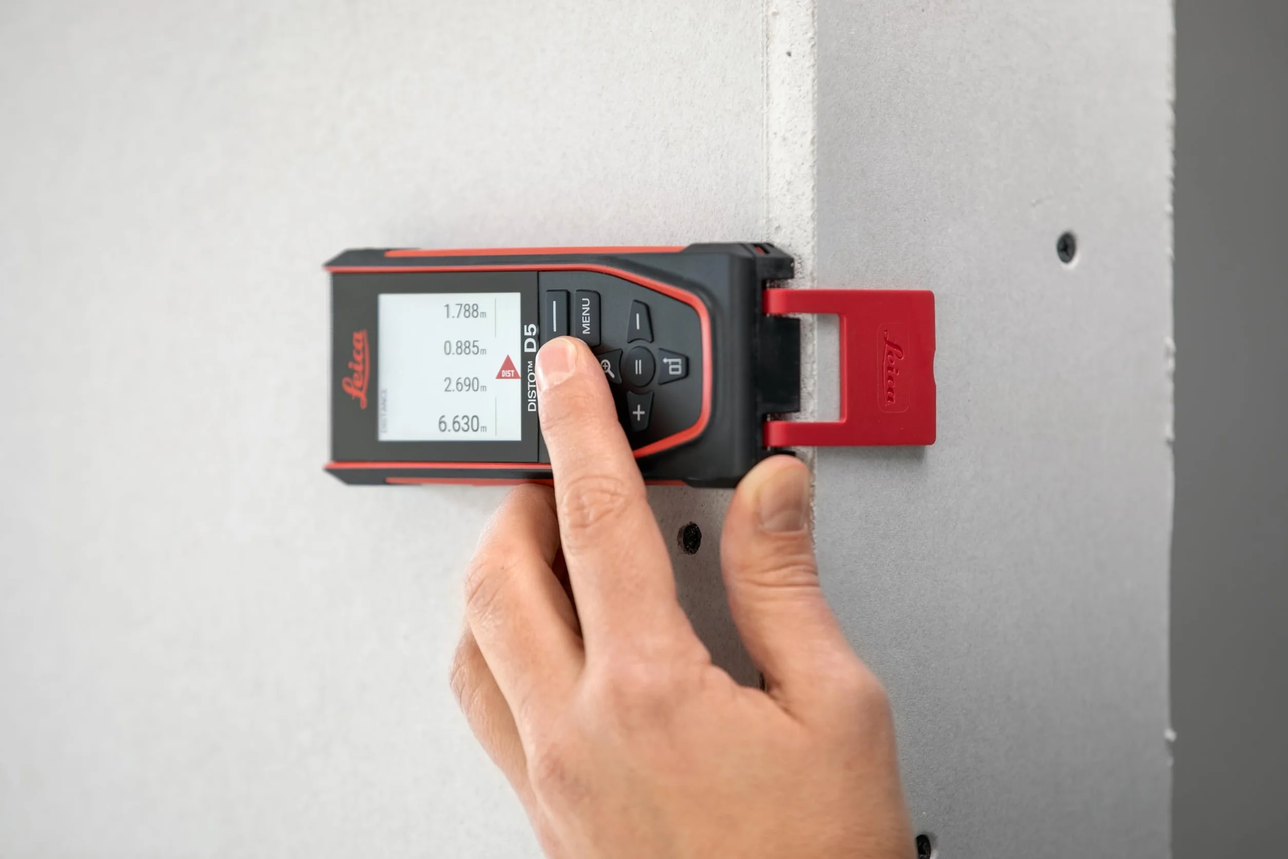 Leica Disto D5, Metro Laser Professionale con Bluetooth, Uso con App, Mirino, Uso Esterno e Interno, e Sensore d'Inclinazione per Tracciamento dell'Altezza, Profilo e Misurazione dell'Angolo