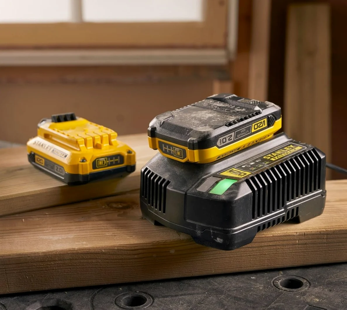 Stanley FatMax V20 Trapano Avvitatore 18V con 2 Batterie Litio 2Ah Con 100 Accessori SFMCD700D2A-QW