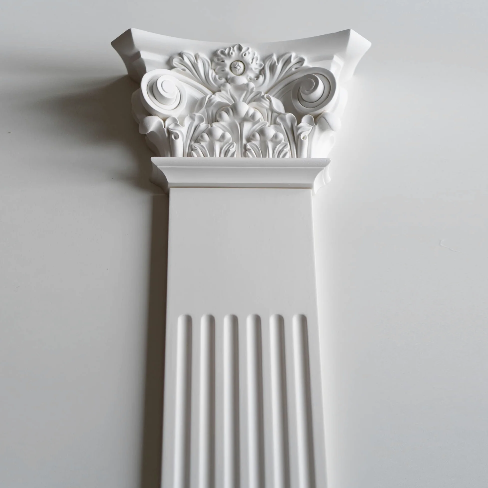 Lesena decorativa in stile corinzio a parete, pilastro colonna romana, greca, in poliuretano rigido (meglio del polistirolo). Base, Fusto scanalato e Capitello corinzio. Altezza totale 254cm