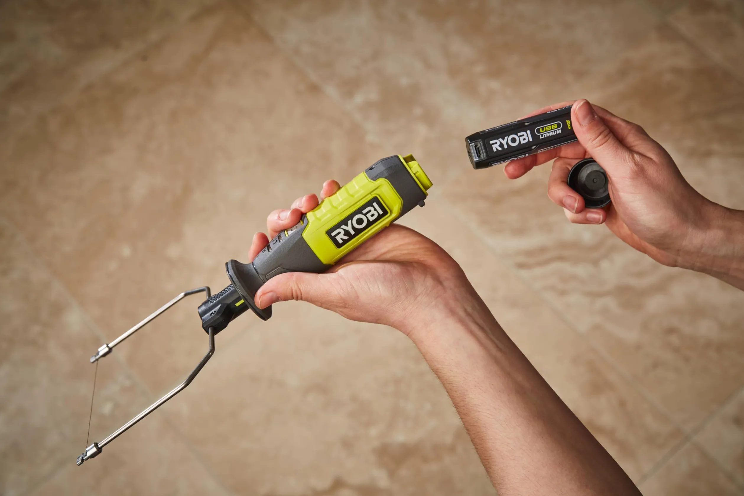RYOBI - Taglierina a filo caldo 4V USB al litio - 450°C - Viene fornita con 5 accessori - Cavo USB-C & 1 batteria 4V 2,0Ah USB al litio - RHC4-120G