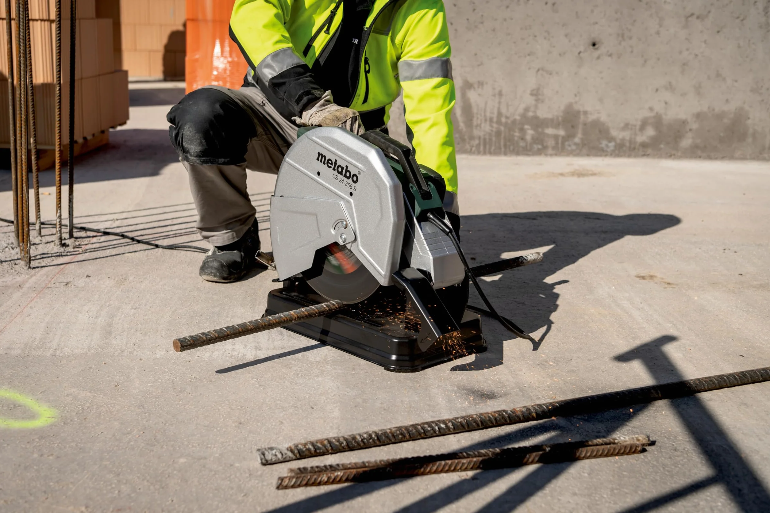 Metabo troncatrice per metallo CS 22-355 – 601786000 – Per il taglio di profili, tubi e barre in acciaio, metalli non ferrosi, ferro e ghisa – Cavo da 4 m